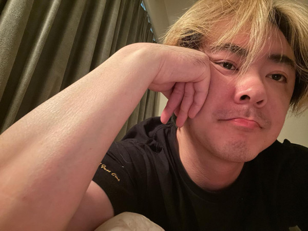 網民機場偶遇李澤楷等飛機！身旁零保鑣！手持驚喜1物勁慳錢 