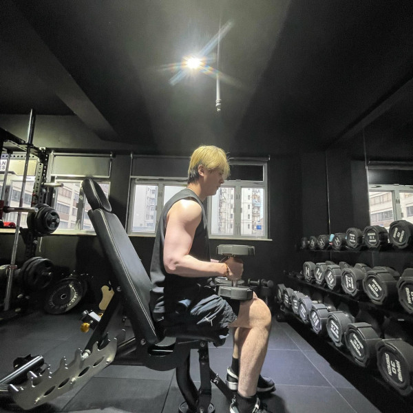 網民機場偶遇李澤楷等飛機！身旁零保鑣！手持驚喜1物勁慳錢 