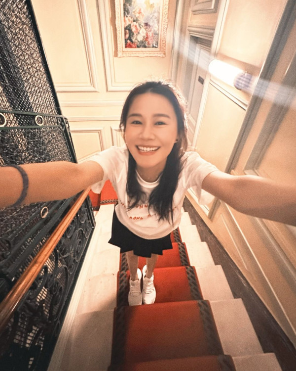 42歲黃翠如最新近照驚現牙籤腳！網民指「又瘦咗」曾被傳孕味濃 