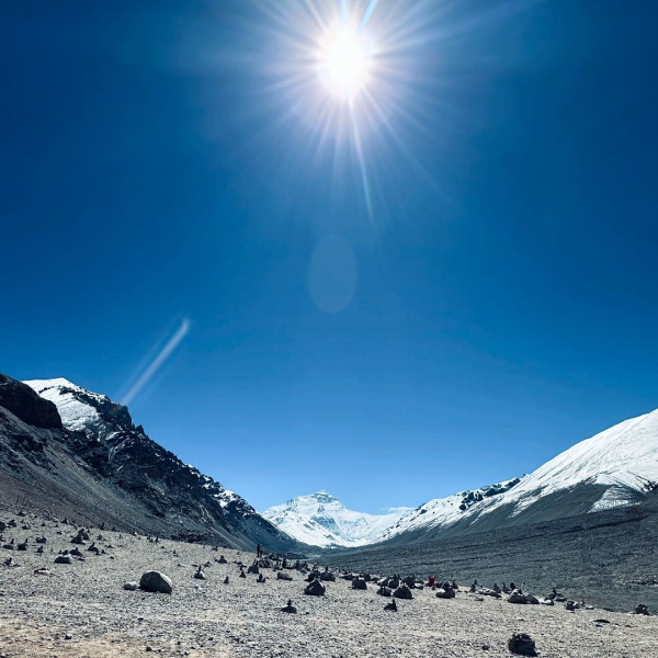 鄧麗欣登海拔5200米珠峰大本營賀41歲生日 曬零妝自拍獲封「顏值最高峰」