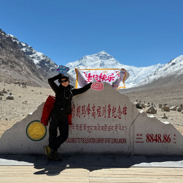 鄧麗欣登海拔5200米珠峰大本營賀41歲生日 曬零妝自拍獲封「顏值最高峰」