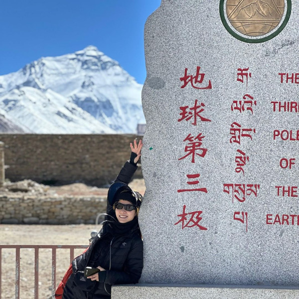 鄧麗欣登海拔5200米珠峰大本營賀41歲生日 曬零妝自拍獲封「顏值最高峰」