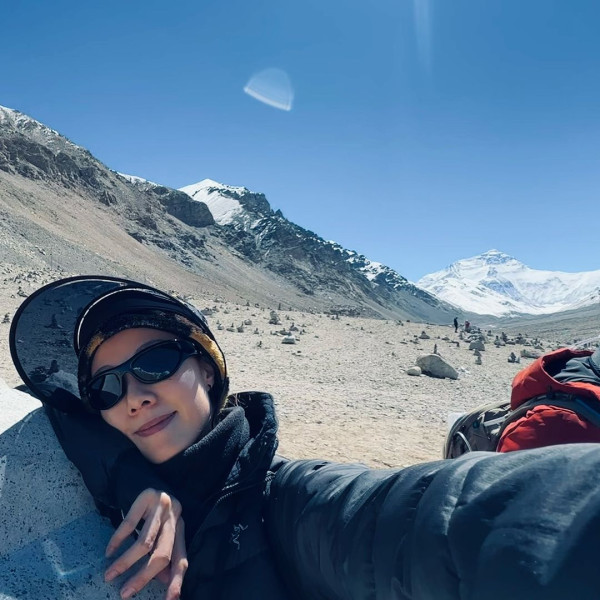 鄧麗欣登海拔5200米珠峰大本營賀41歲生日 曬零妝自拍獲封「顏值最高峰」