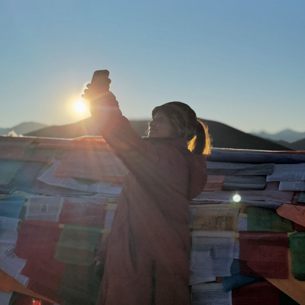 鄧麗欣登海拔5200米珠峰大本營賀41歲生日 曬零妝自拍獲封「顏值最高峰」