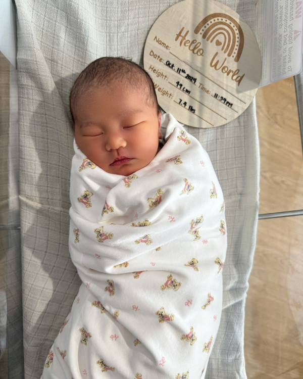 前港姐季軍誕女榮升新手媽媽!拍片餵人奶惹熱論!大呻餵人奶的辛酸