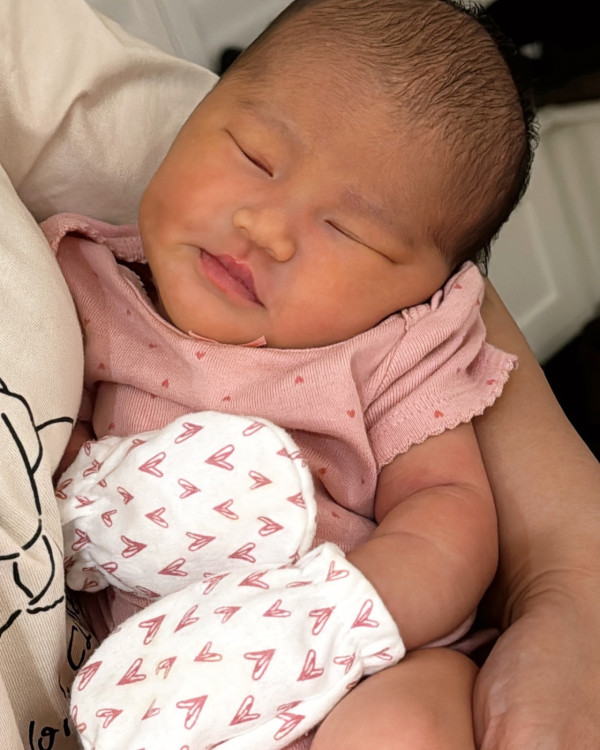 前港姐季軍誕女榮升新手媽媽!拍片餵人奶惹熱論!大呻餵人奶的辛酸