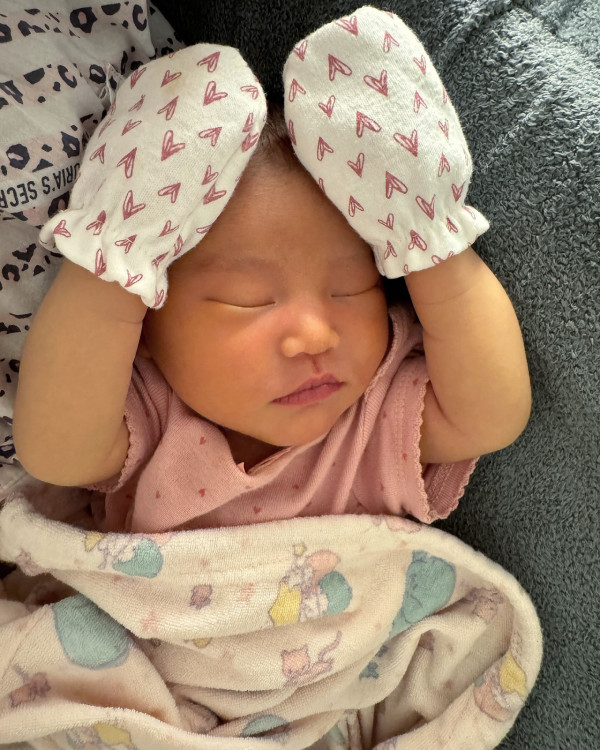 前港姐季軍誕女榮升新手媽媽!拍片餵人奶惹熱論!大呻餵人奶的辛酸