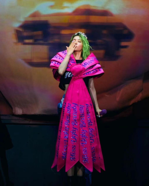 44歲流行天后蔡依林性感遊杜拜 甜曬低胸小背心美照 網民以為18歲 