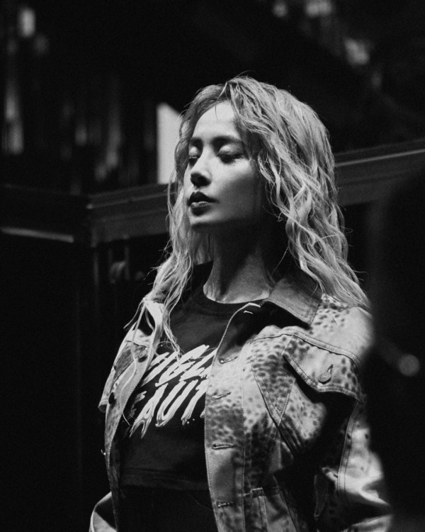 44歲流行天后蔡依林性感遊杜拜 甜曬低胸小背心美照 網民以為18歲 