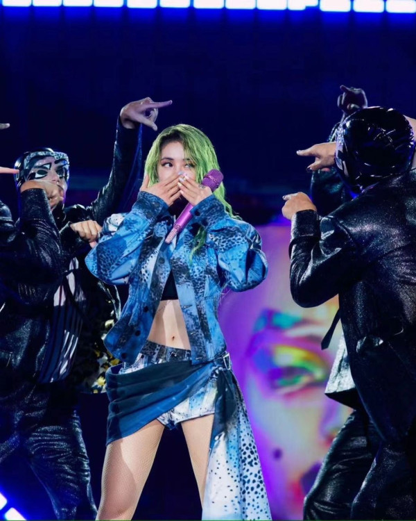 44歲流行天后蔡依林性感遊杜拜 甜曬低胸小背心美照 網民以為18歲 