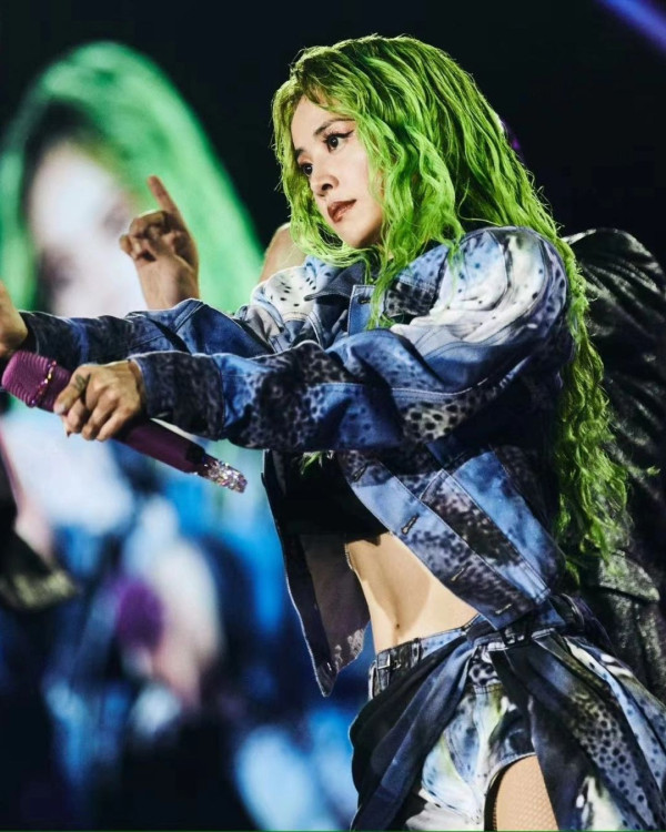 44歲流行天后蔡依林性感遊杜拜 甜曬低胸小背心美照 網民以為18歲 