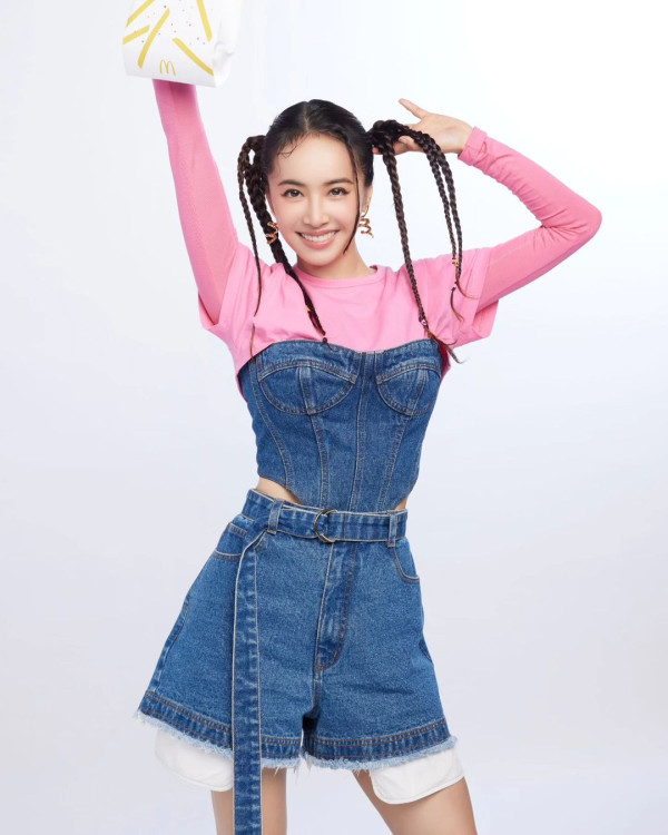 44歲流行天后蔡依林性感遊杜拜 甜曬低胸小背心美照 網民以為18歲 