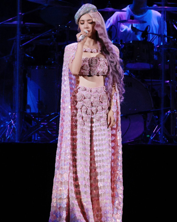 44歲流行天后蔡依林性感遊杜拜 甜曬低胸小背心美照 網民以為18歲 