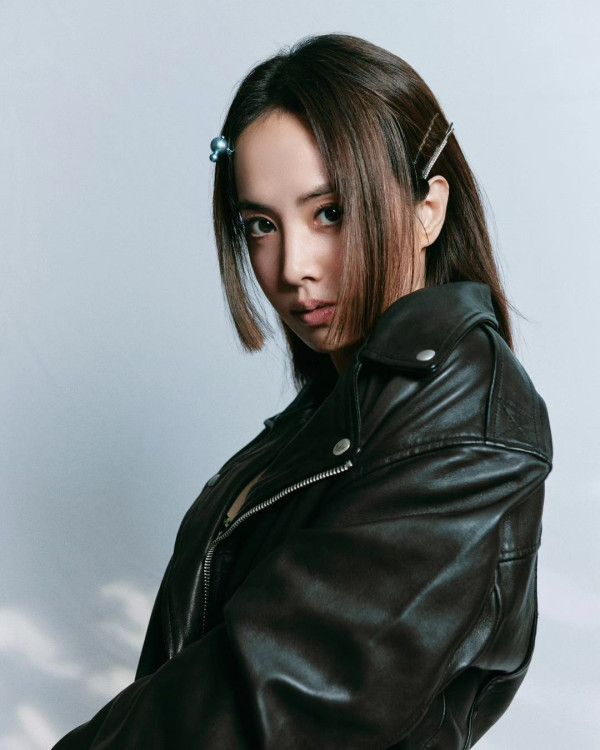 44歲流行天后蔡依林性感遊杜拜 甜曬低胸小背心美照 網民以為18歲 