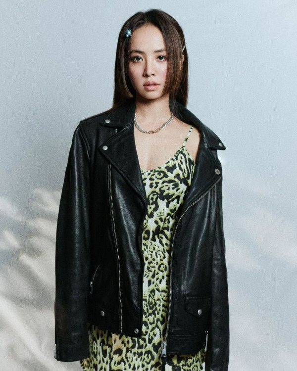 44歲流行天后蔡依林性感遊杜拜 甜曬低胸小背心美照 網民以為18歲 