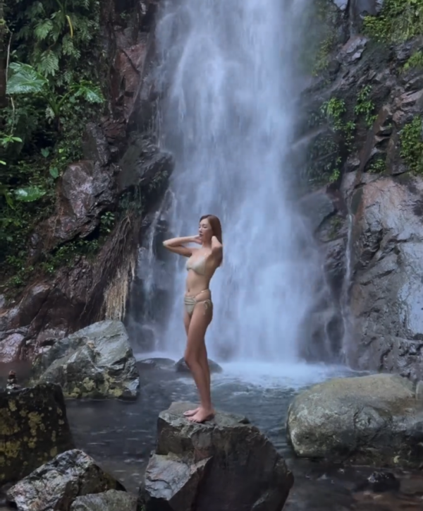 梁允瑜瀑布下著比堅尼