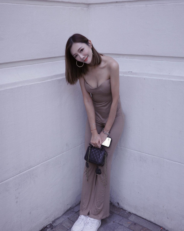 梁允瑜瀑布下著比堅尼