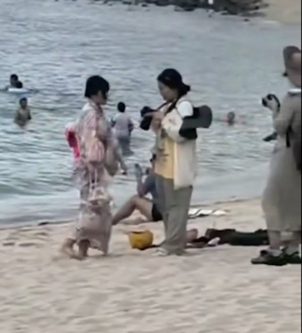 三亞女著和服沙灘打卡遭泳客指罵 怒回：穿什麼衣服和愛不愛國沒關係！ 