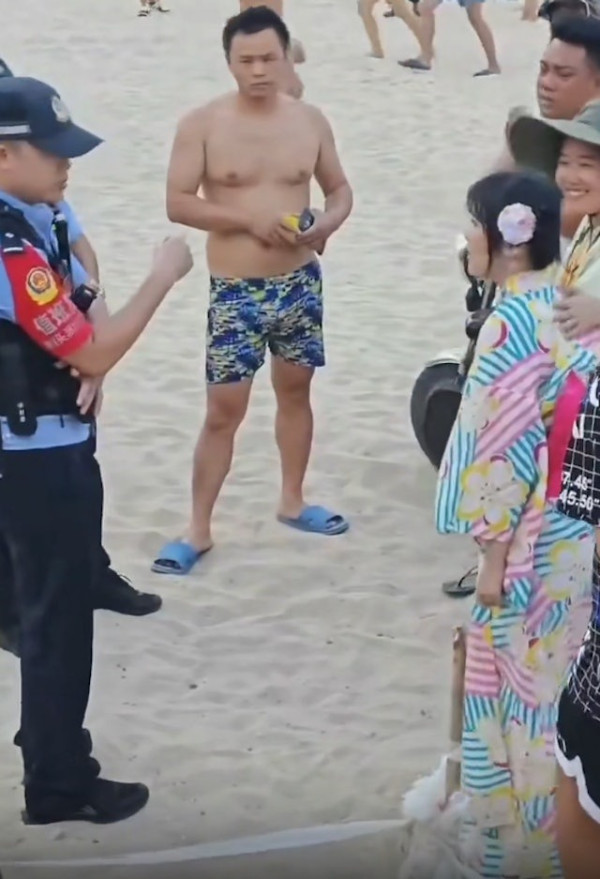 三亞女著和服沙灘打卡遭泳客指罵 怒回：穿什麼衣服和愛不愛國沒關係！ 