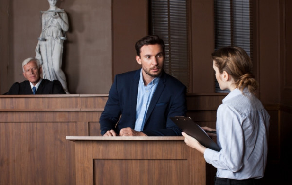 巴西女9歲目擊父親被槍殺 立志做警察 25年後終親手拘捕犯人 