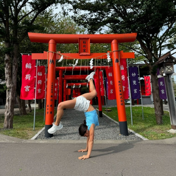 智利網紅姊妹遊日神社鳥居健身打卡 做引體上升/石梯倒立 影片瘋傳捱轟