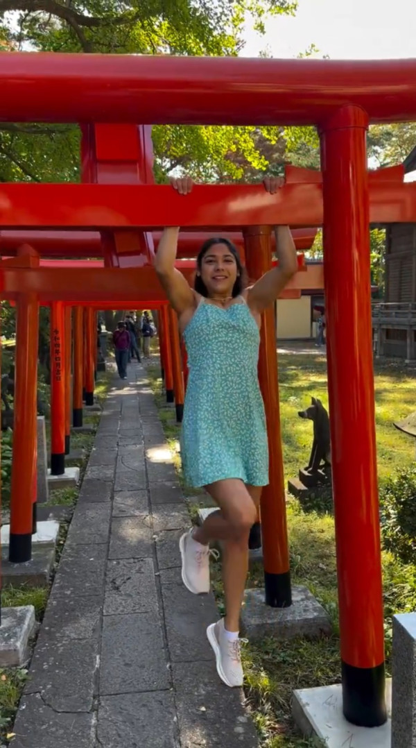 智利網紅姊妹遊日神社鳥居健身打卡 做引體上升/石梯倒立 影片瘋傳捱轟