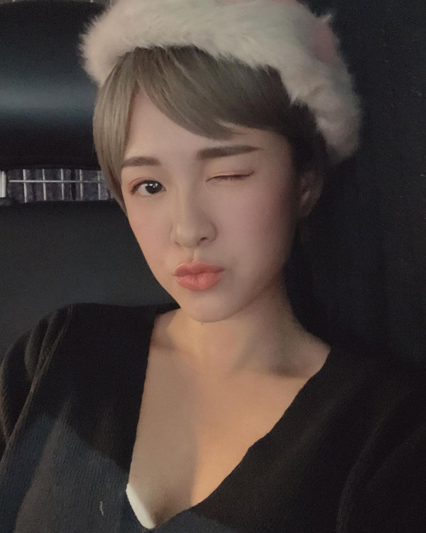 江嘉敏曬外遊相上圍突然升級？ 網友力勸唔好再剪短髮 