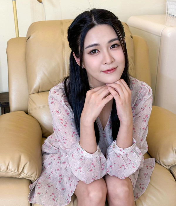 江嘉敏曬外遊相上圍突然升級？ 網友力勸唔好再剪短髮 