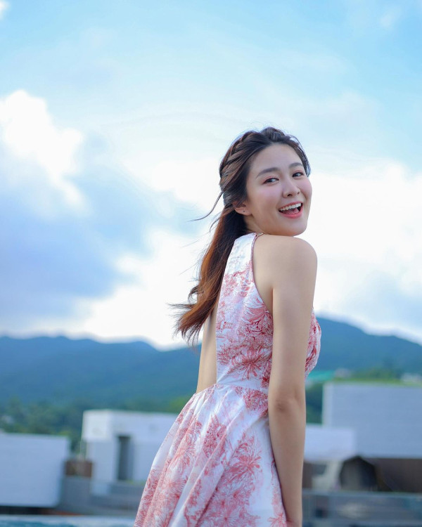 江嘉敏曬外遊相上圍突然升級？ 網友力勸唔好再剪短髮 