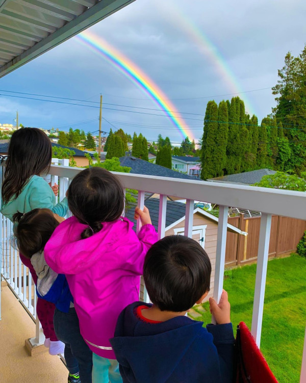 網民飛機經濟艙偶遇Jennie！素顏私下狀態曝光！網民：鏡頭感好強 