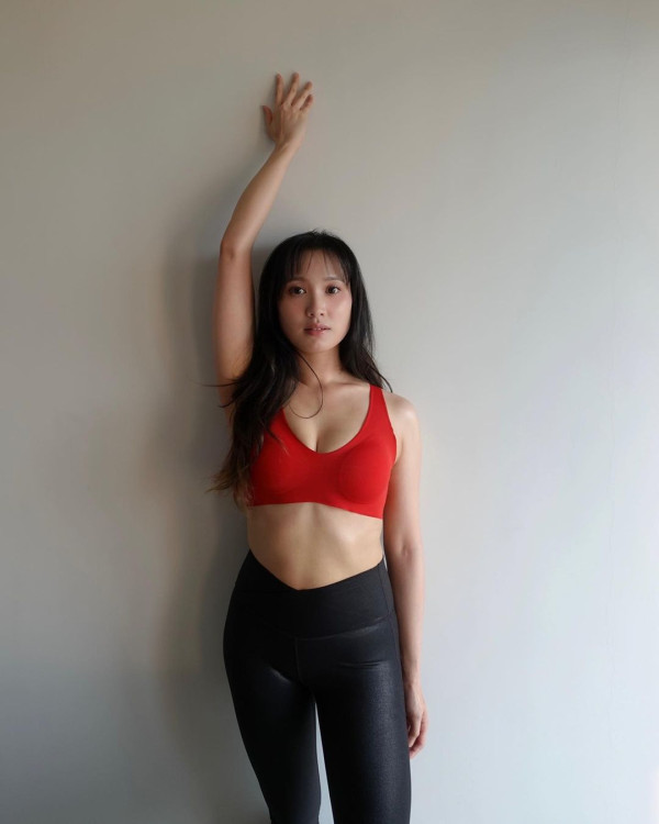 TVB女星孖港姐胞妹出埠拍豐胸廣告 泳裝鬥曬深長事業線＋火辣身材！ 