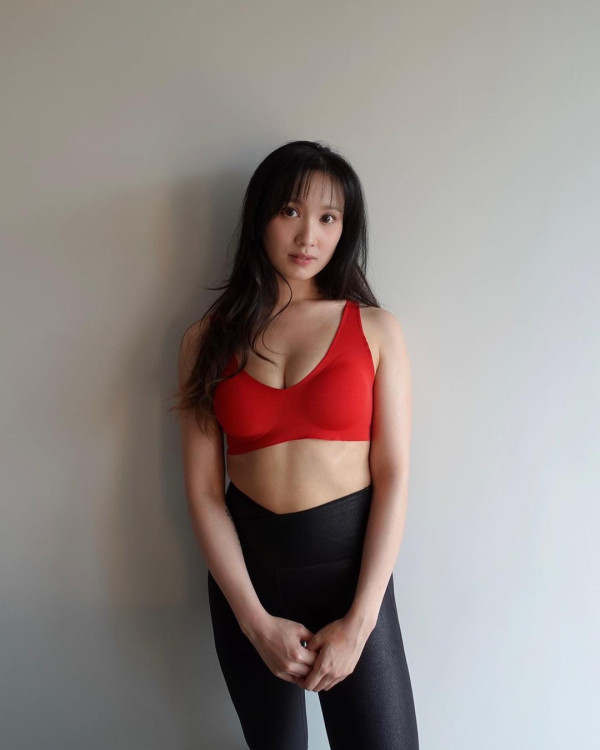 TVB女星孖港姐胞妹出埠拍豐胸廣告 泳裝鬥曬深長事業線＋火辣身材！ 