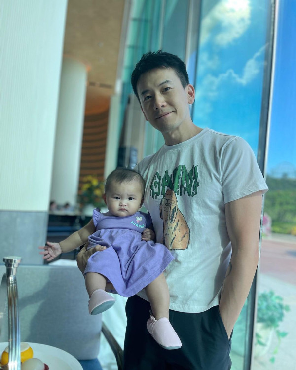 TVB女星孖港姐胞妹出埠拍豐胸廣告 泳裝鬥曬深長事業線＋火辣身材！ 