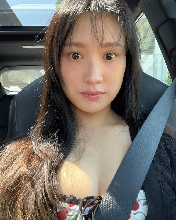 TVB女星孖港姐胞妹出埠拍豐胸廣告 泳裝鬥曬深長事業線＋火辣身材！ 