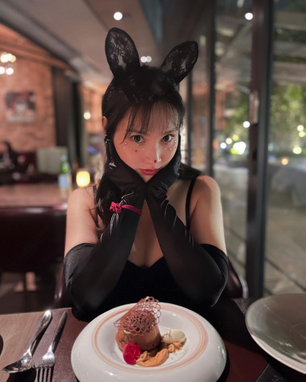 TVB女星孖港姐胞妹出埠拍豐胸廣告 泳裝鬥曬深長事業線＋火辣身材！ 