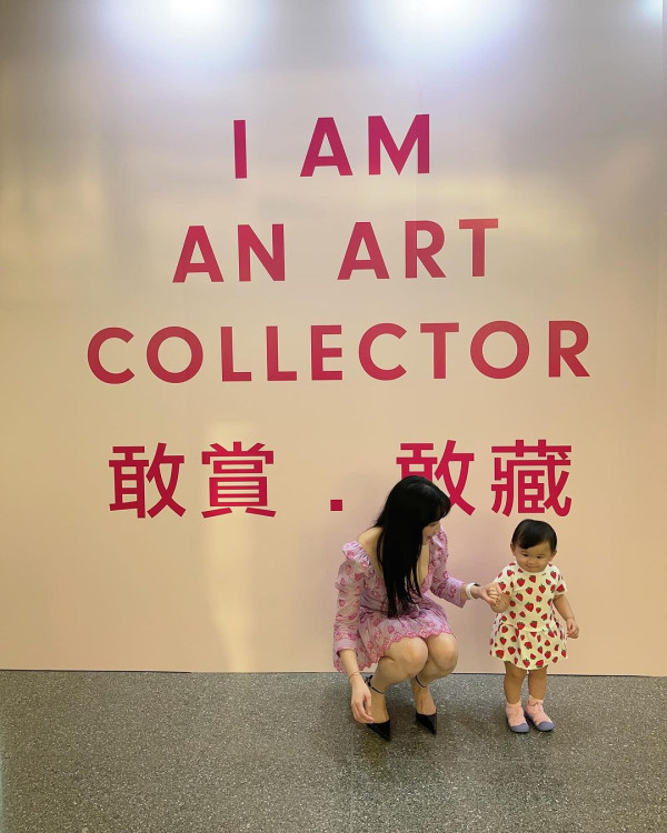 TVB女星孖港姐胞妹出埠拍豐胸廣告 泳裝鬥曬深長事業線＋火辣身材！ 