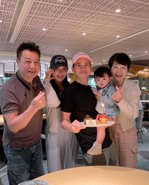 TVB女星孖港姐胞妹出埠拍豐胸廣告 泳裝鬥曬深長事業線＋火辣身材！ 