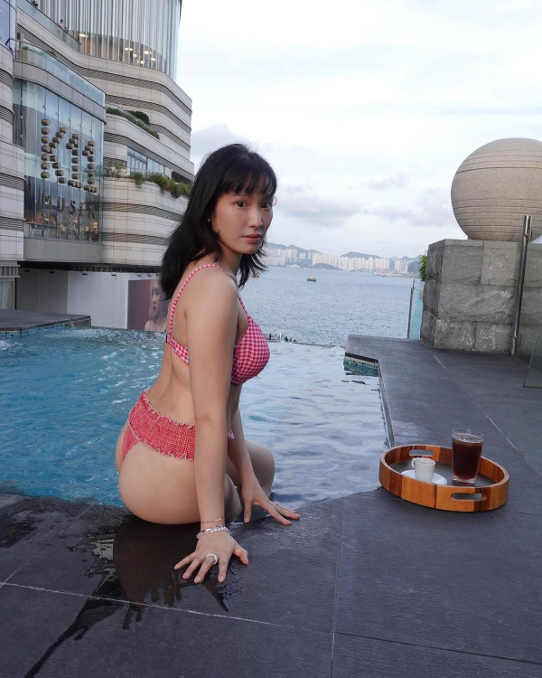 TVB女星孖港姐胞妹出埠拍豐胸廣告 泳裝鬥曬深長事業線＋火辣身材！ 