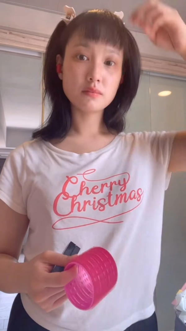 TVB女星孖港姐胞妹出埠拍豐胸廣告 泳裝鬥曬深長事業線＋火辣身材！ 