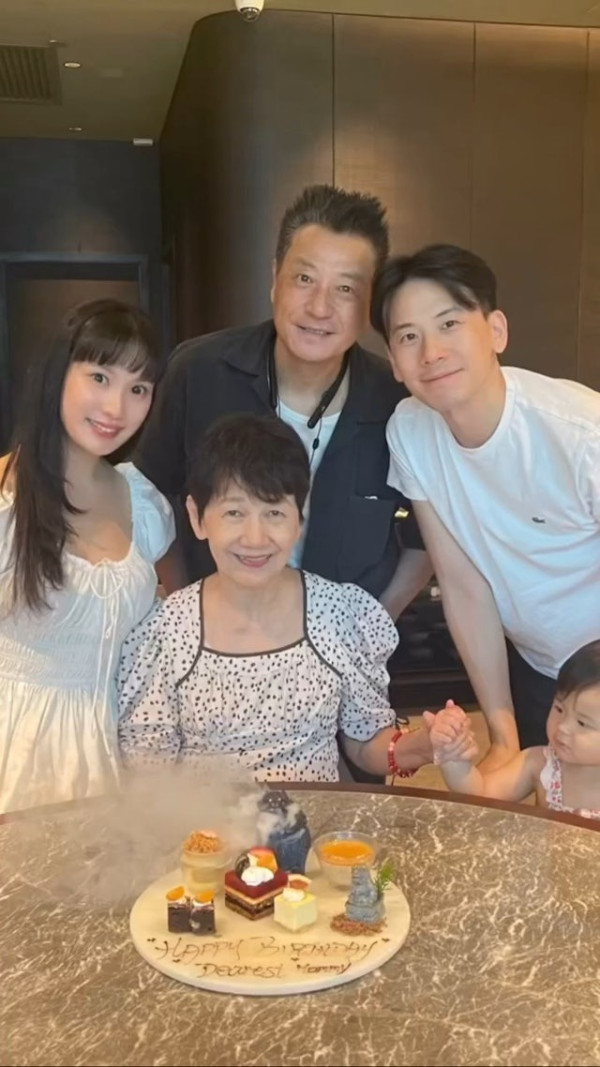 TVB女星孖港姐胞妹出埠拍豐胸廣告 泳裝鬥曬深長事業線＋火辣身材！ 