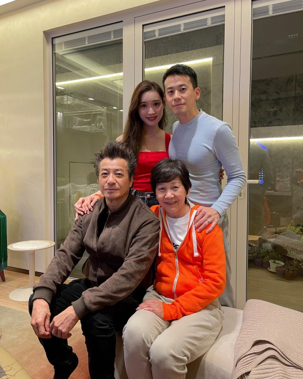 TVB女星孖港姐胞妹出埠拍豐胸廣告 泳裝鬥曬深長事業線＋火辣身材！ 