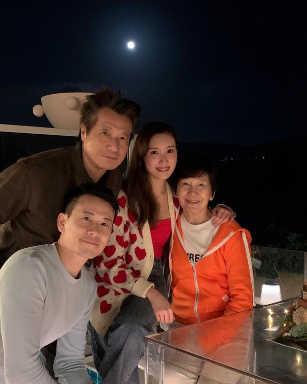 TVB女星孖港姐胞妹出埠拍豐胸廣告 泳裝鬥曬深長事業線＋火辣身材！ 