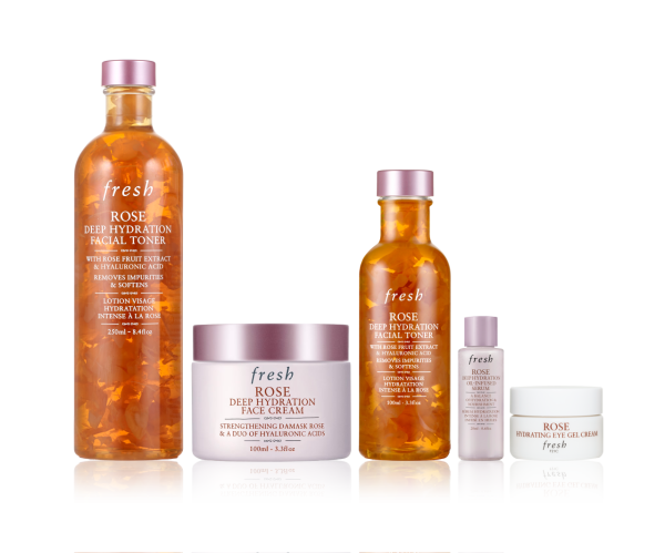 玫瑰深層保濕套裝 HK$830 (價值 HK$1,521) 玫瑰保濕系列由大馬士革玫瑰作為核心護膚成分，有助於加強肌膚屏 障，防止水分流失，更能深層補水潤澤水，塑造水潤飽滿的花瓣肌。一 套使用更能倍大效能。 買玫瑰深層保濕柔膚水 250ml 及 玫瑰深層保濕 面霜 50ml^，送： • 玫瑰深層保濕柔膚水 100ml • 玫瑰深層保濕雙效精華 20ml • 玫瑰保濕水凝眼霜 15ml