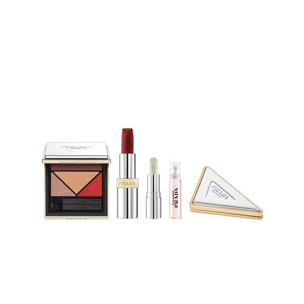 Prada皇牌彩妝套裝 HK$1,135 (價值HK$1,750) • Dimensions 4色眼影盤 • Monochrome唇膏3.8g • Prada Balm護唇膏1.3g • Paradoxe 女士香水1.2ml • 三角美妝鏡