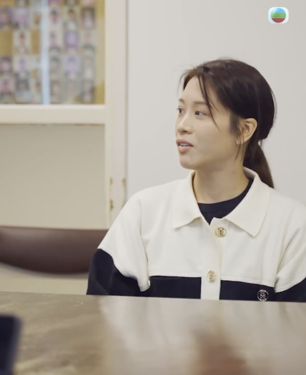 愛回家林凱恩希臘旅遊低胸大露背!疑真空上陣獲讚「小酥胸」!