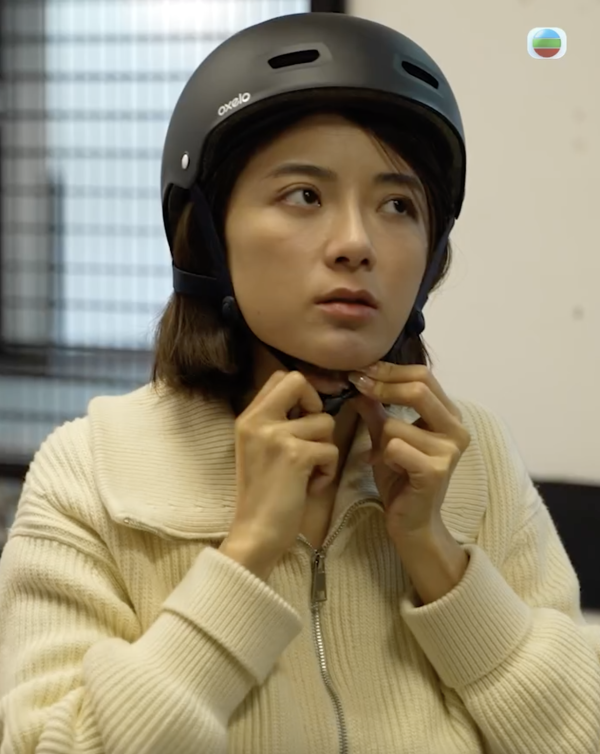 愛回家林凱恩希臘旅遊低胸大露背!疑真空上陣獲讚「小酥胸」!