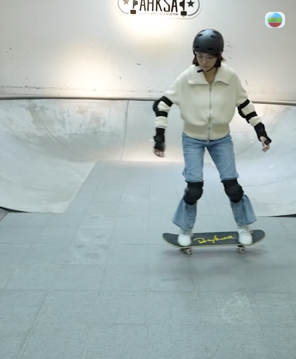 愛回家林凱恩希臘旅遊低胸大露背!疑真空上陣獲讚「小酥胸」!