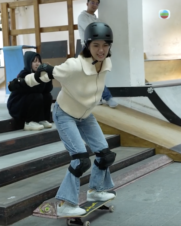 愛回家林凱恩希臘旅遊低胸大露背!疑真空上陣獲讚「小酥胸」!