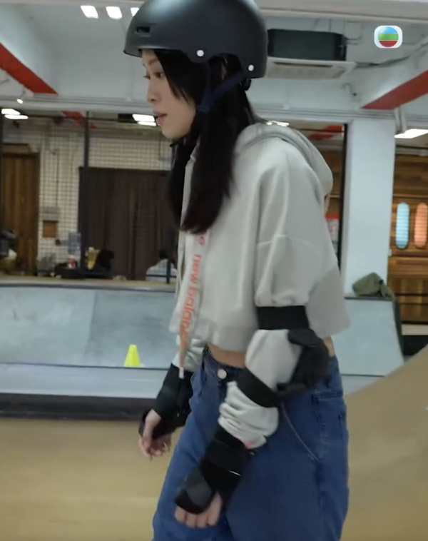 愛回家林凱恩希臘旅遊低胸大露背!疑真空上陣獲讚「小酥胸」!