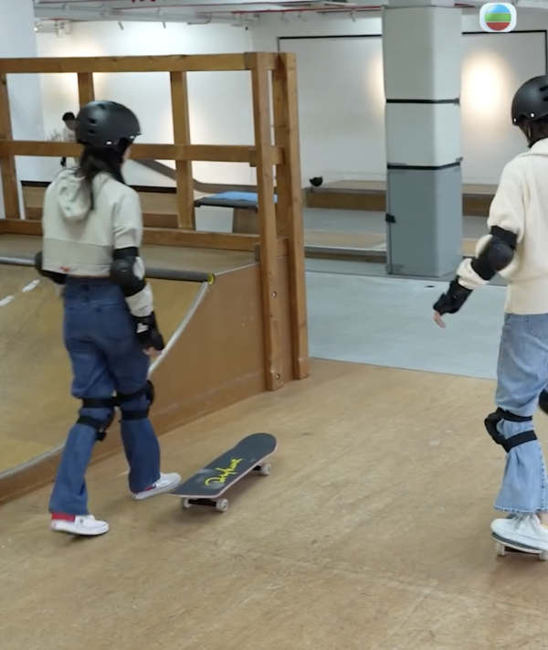 愛回家林凱恩希臘旅遊低胸大露背!疑真空上陣獲讚「小酥胸」!